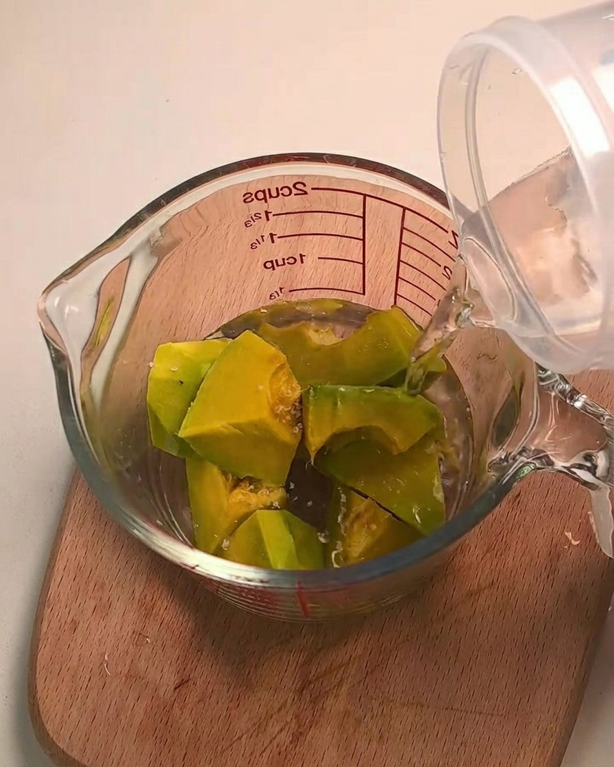 耐熱容器に入れたかぼちゃに水を注いでいる様子。