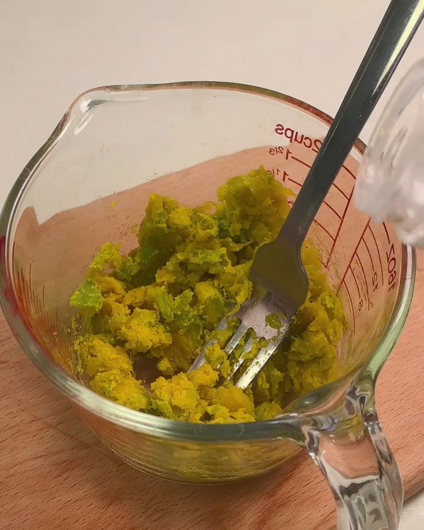 潰したかぼちゃに牛乳を加えて混ぜ、ソースを作っている様子。