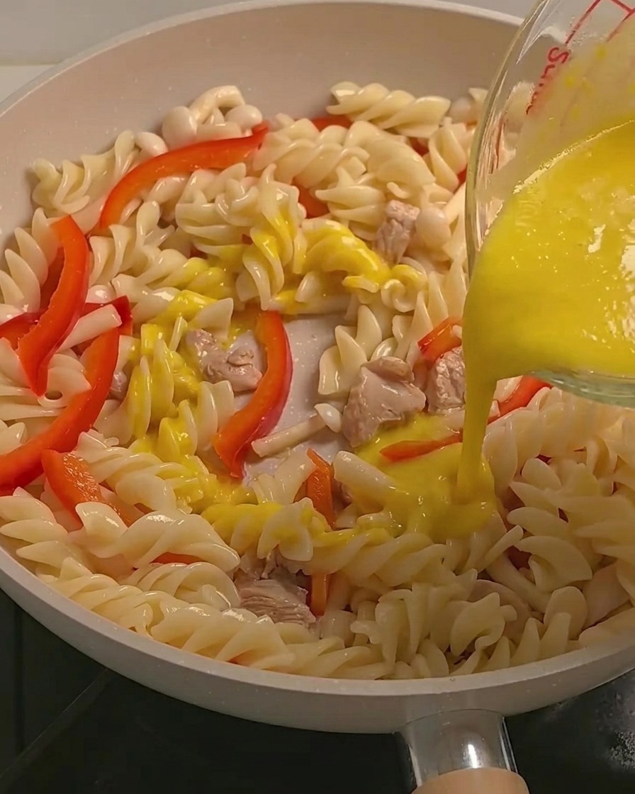 パスタにパンプキンソースを回しかけている様子。