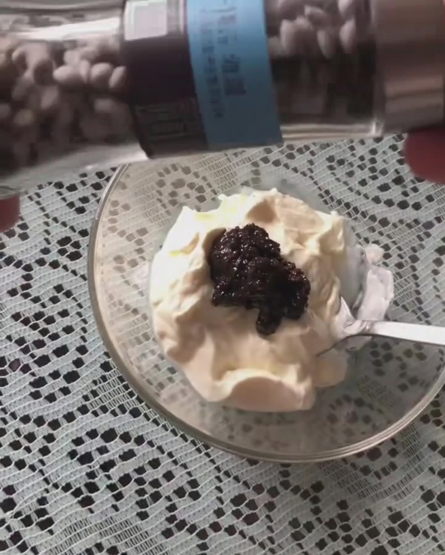 ミルで黒こしょうをサワークリームとトリュフソースの混合物に振りかける様子。