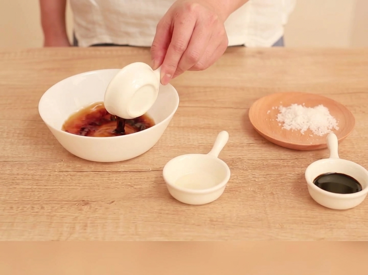 白いボウルでタレの材料を混ぜ合わせている様子。
