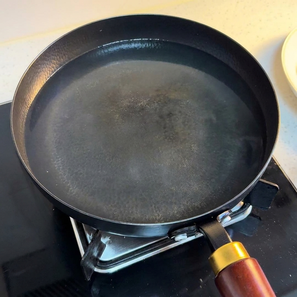 熱湯の入った鍋に入れられた2つの卵。