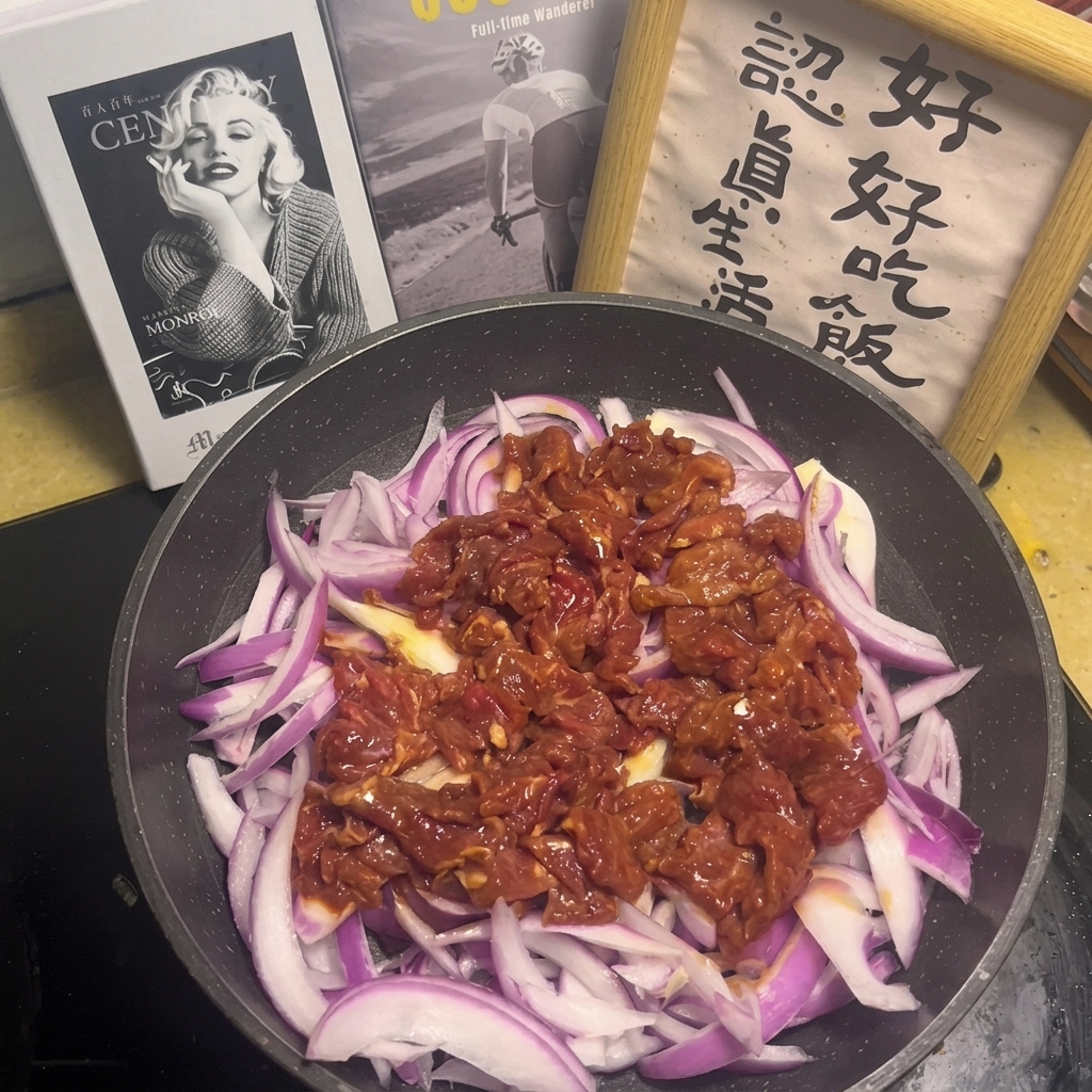 にんにくと唐辛子が入ったソースを牛肉の上にかける様子