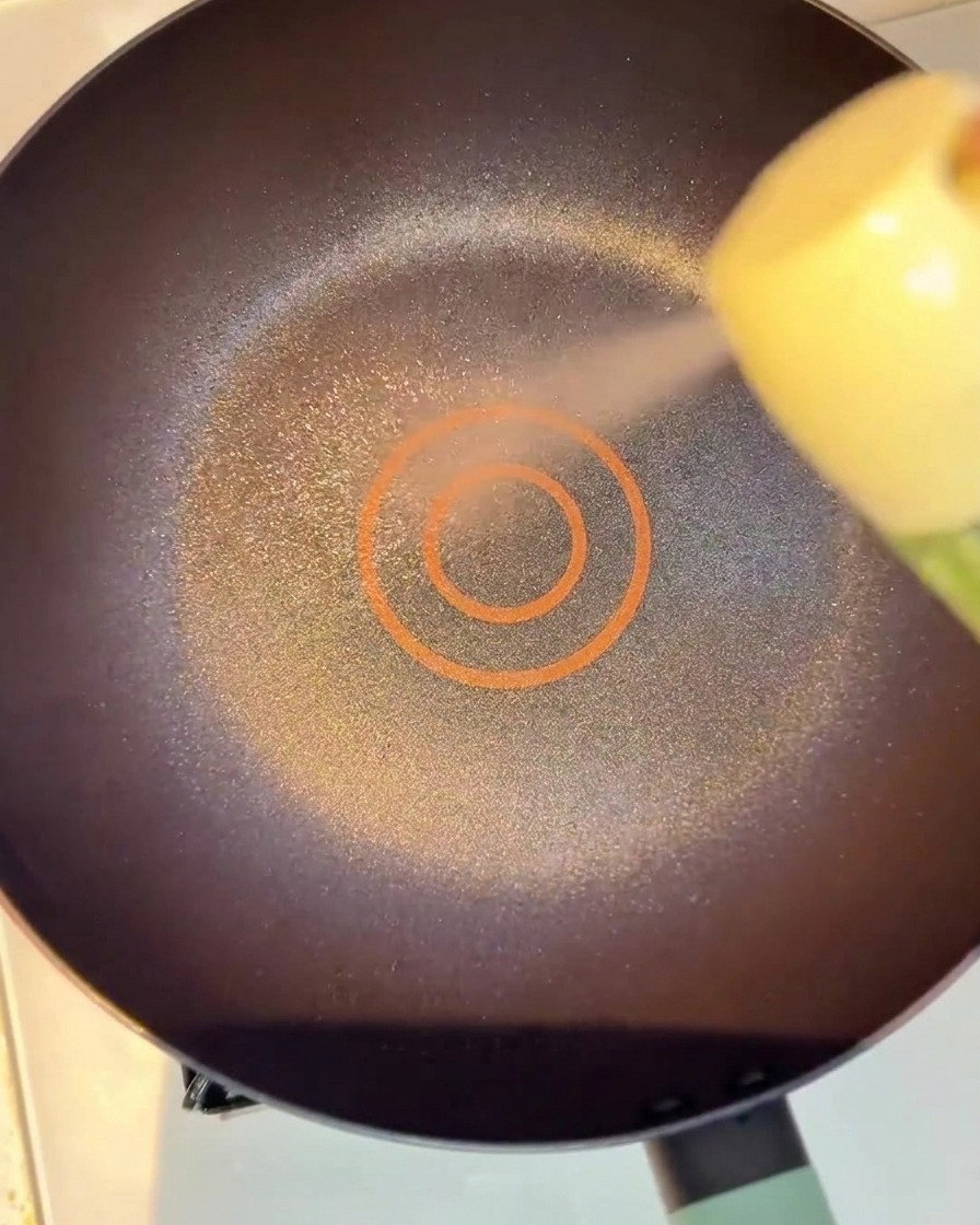 油を引いたフライパンで、下味をつけた牛肉が香ばしく焼けている様子。