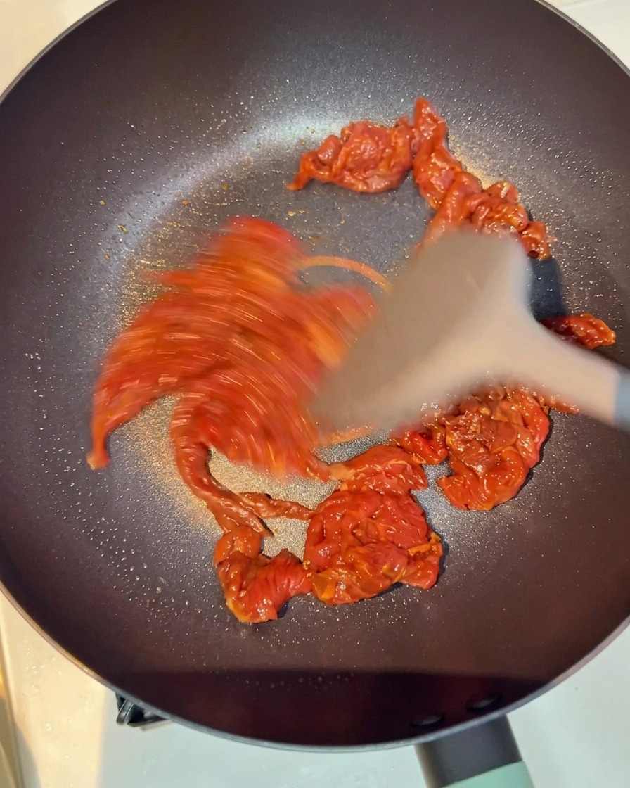 牛肉が全体的に茶色く焼き上がっている様子。