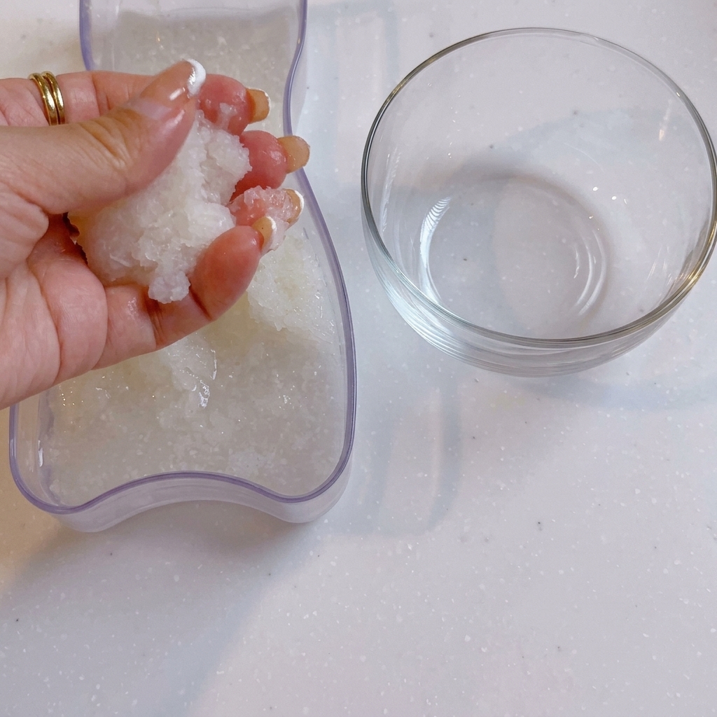 おろした大根を手で軽く絞っている様子。