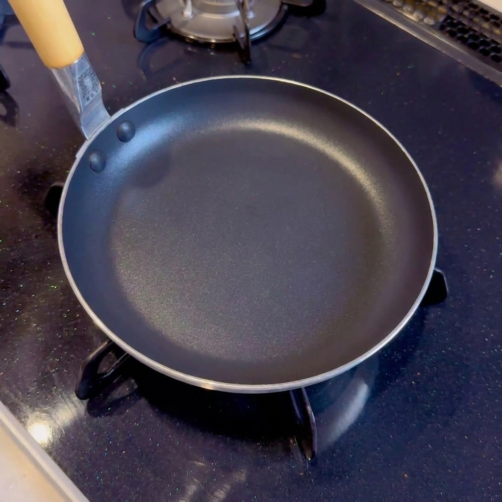 フライパンで煮汁の材料を加熱している様子。