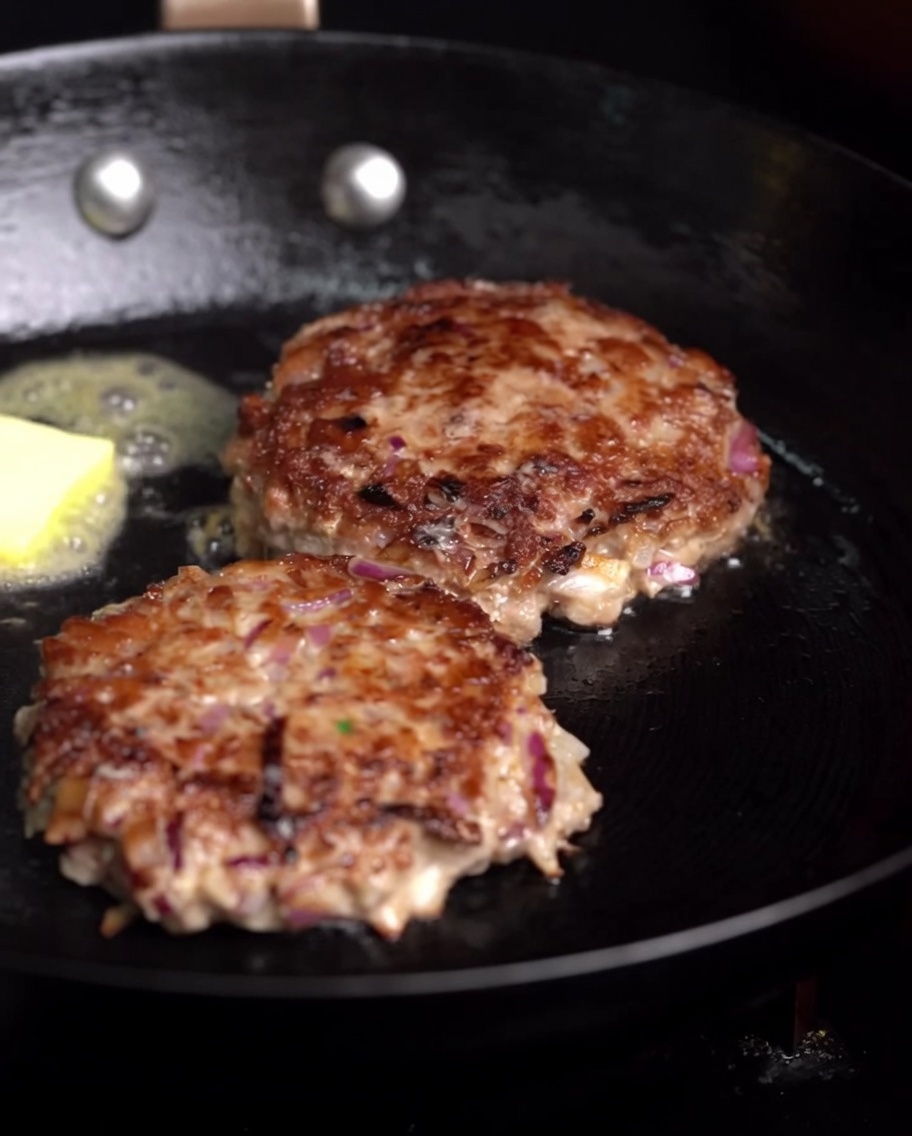 溶けたバターとフレッシュローズマリーと共に焼かれるパティ。