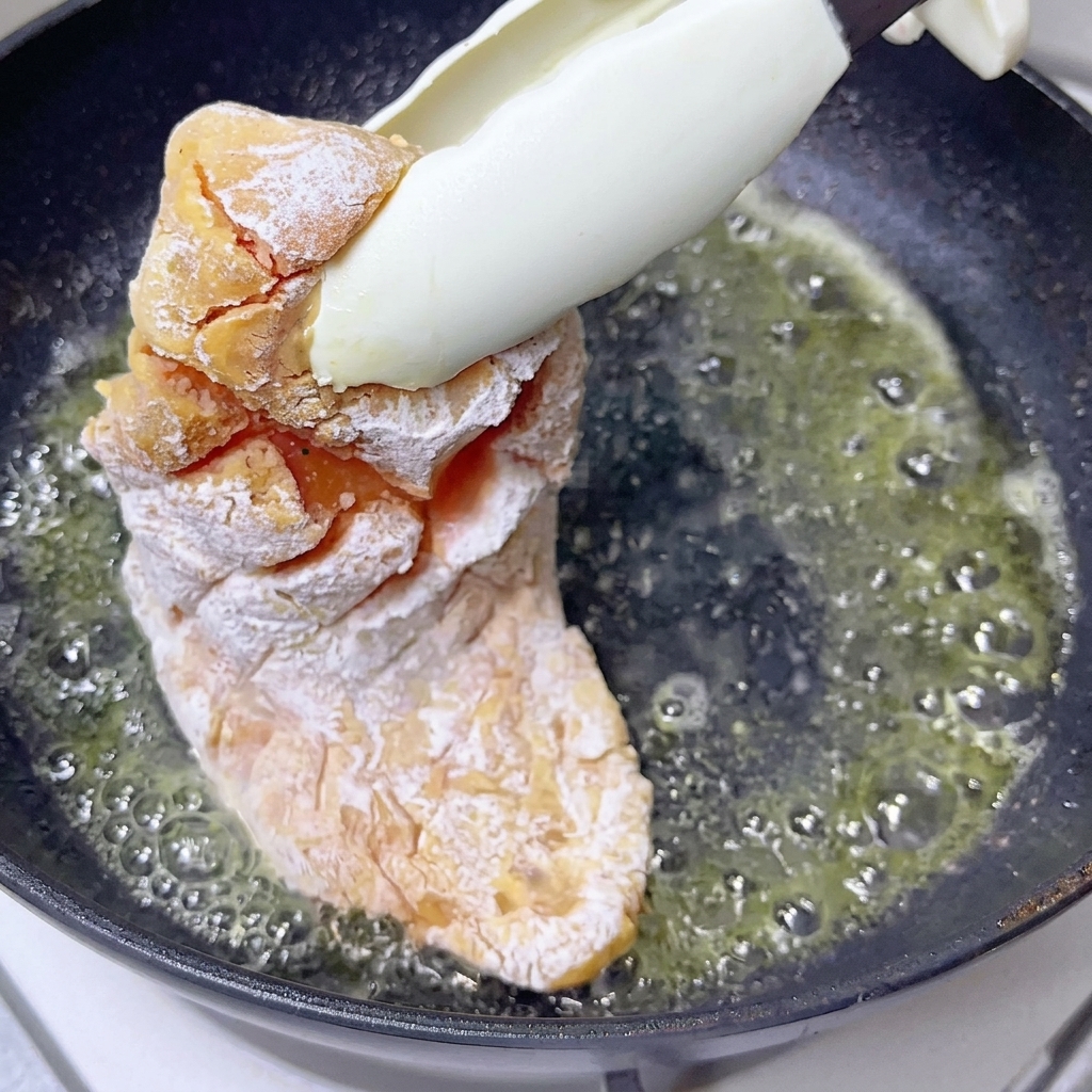 フライパンでバターを熱している様子。