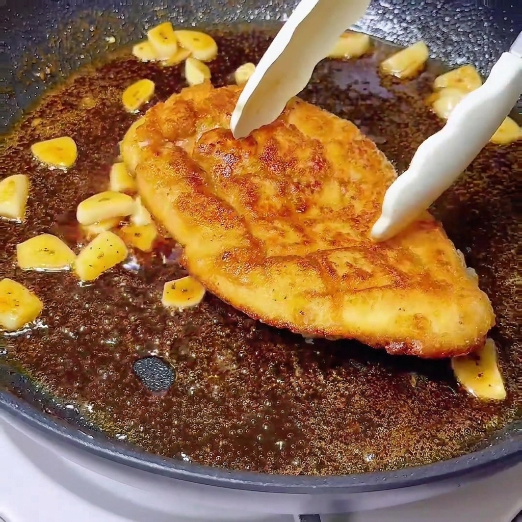 ソースの中で鶏肉を絡めている様子。