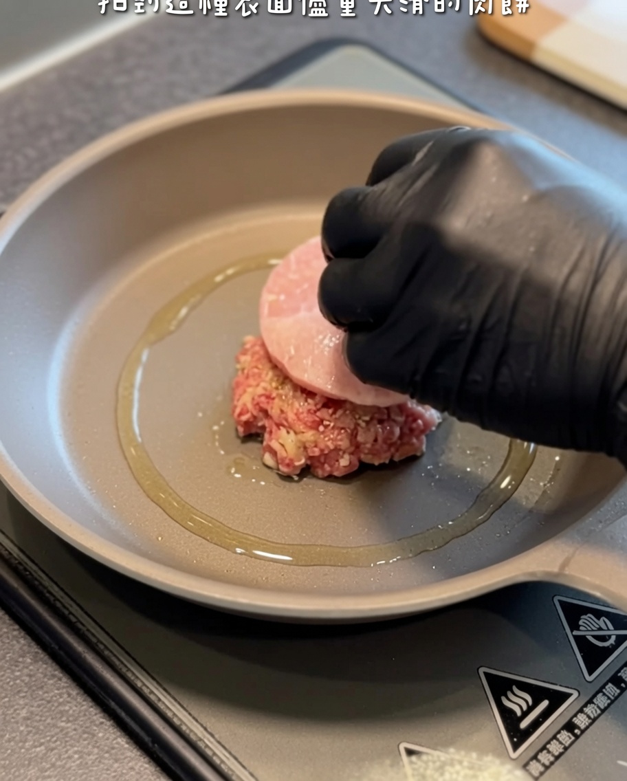 熱したフライパンでハンバーグを焼いている様子。
