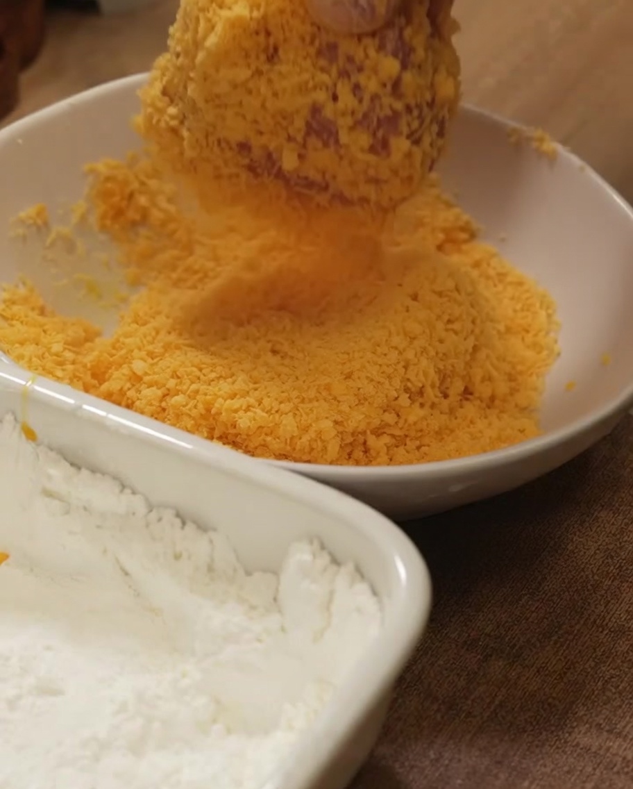 パン粉をしっかりと押し付けられている鶏むね肉。