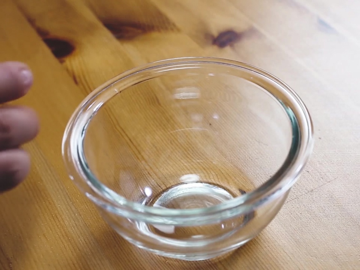 ガラスボウルに入った、混ぜ合わせた卵、牛乳、マヨネーズ。