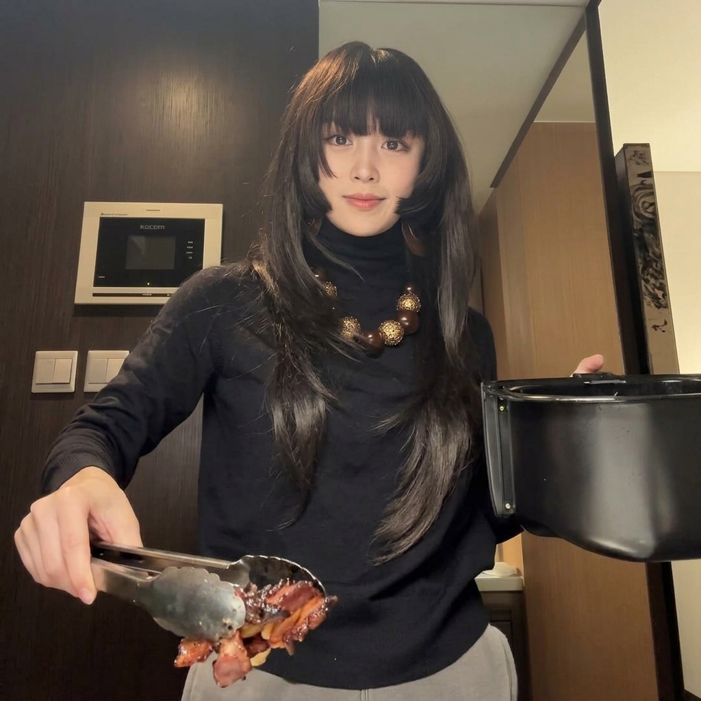 自家製トーストの上に、香ばしく焼けた鶏もも肉をのせている様子。