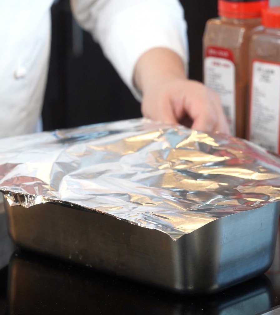 金属製のバットをアルミホイルでしっかりと覆っている様子。
