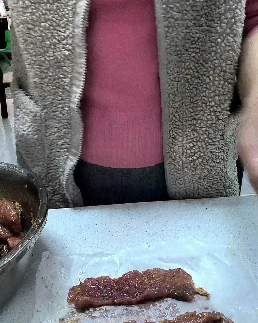 キッチンカウンターの上で、小分けにラップ包装された豚肉が並んでいる様子。