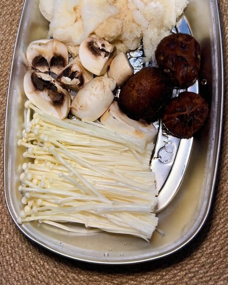 鍋で油を熱し、鶏手羽元を焼いている様子。
