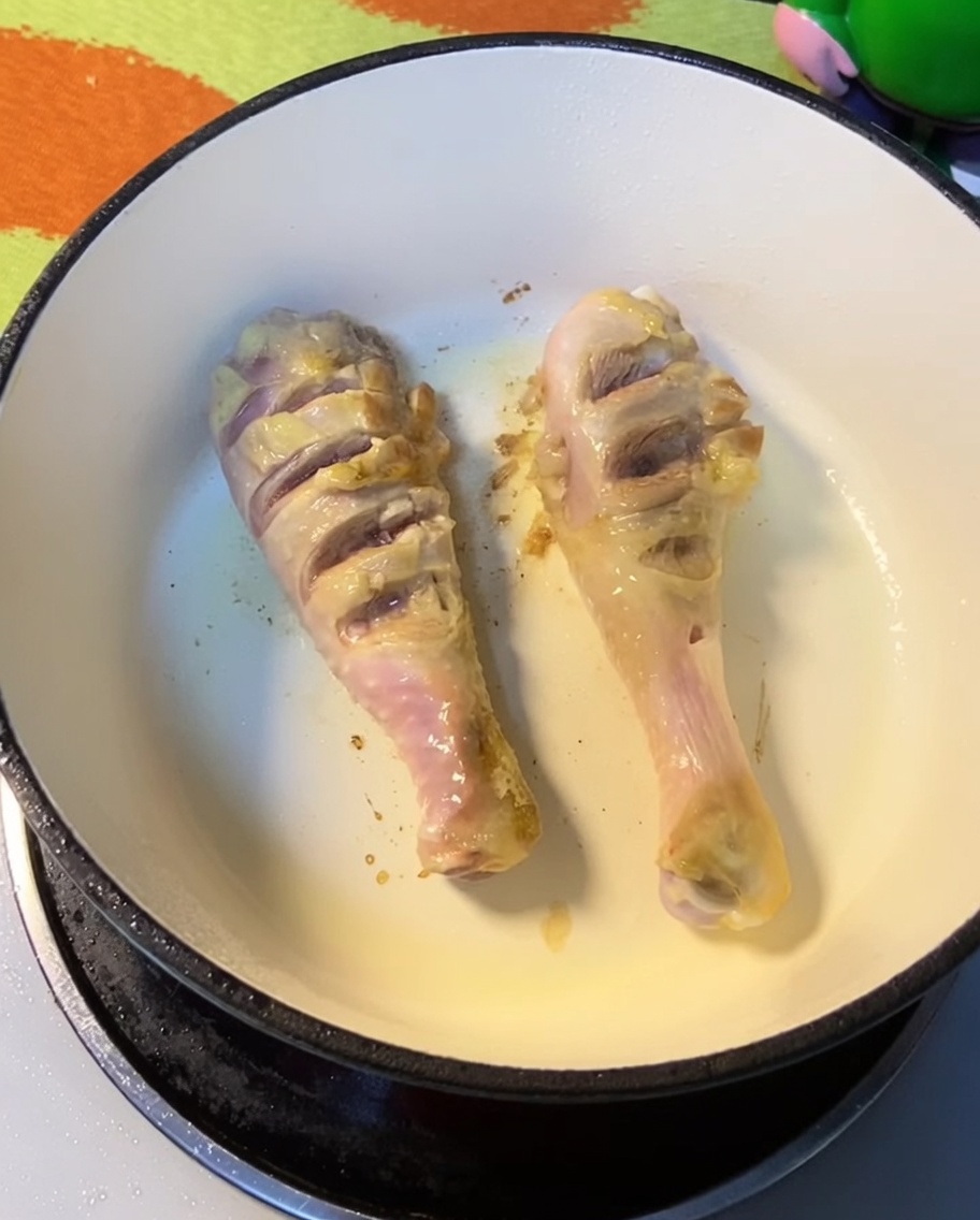 鶏手羽元がこんがりと焼けている様子。