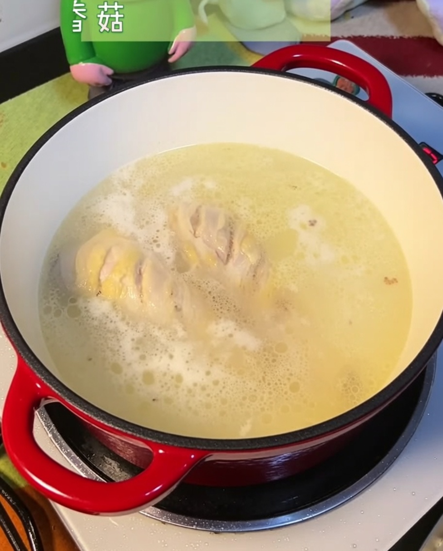 鶏肉のスープに乾燥きのこと戻し汁を加えている様子。