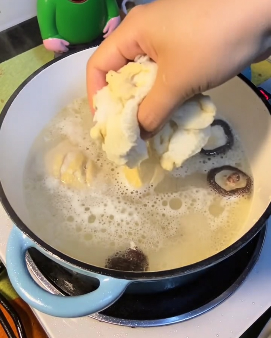 スープの中で煮えているきぬがさ茸。