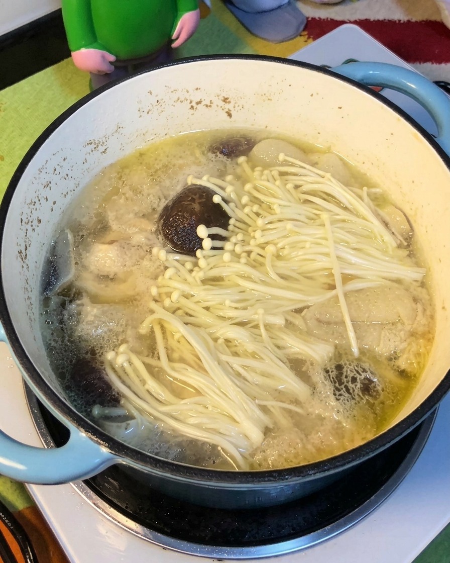 スープの中で麺がほぐれている様子。
