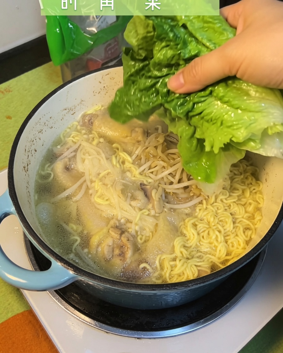 仕上げに鮮やかな緑のチンゲン菜を加えた完成直前の鍋。