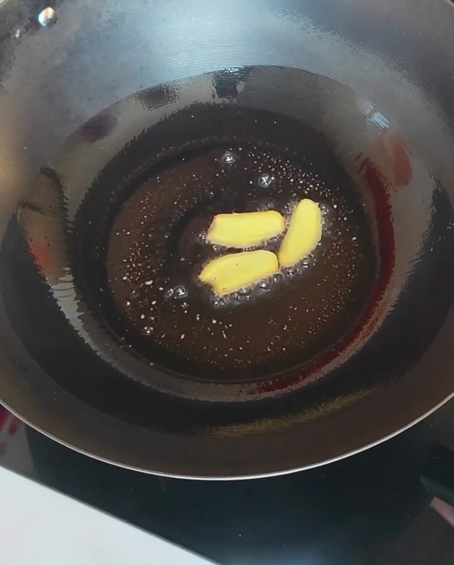 熱した鍋で生姜と色々なきのこを炒めている様子