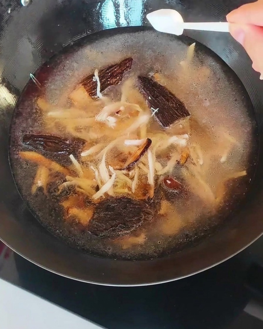 スープの味を最終確認する様子