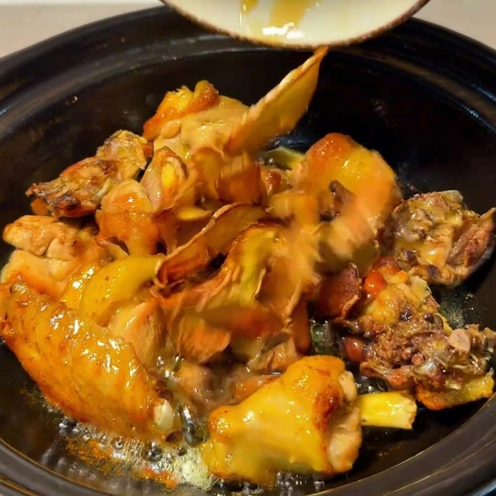鶏肉、椎茸、炒めた生姜、ナツメを鍋に入れ、煮込んでいる様子。