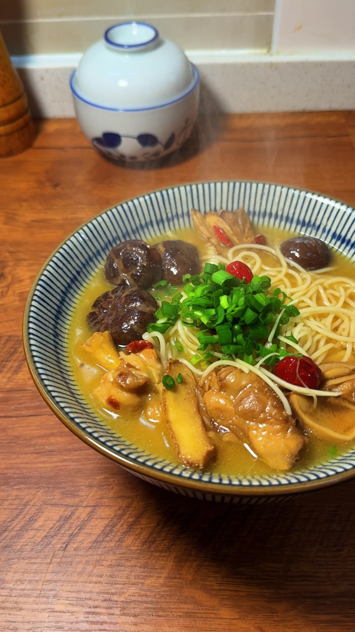 伝統的なごま油香る鶏肉と椎茸の麺スープ