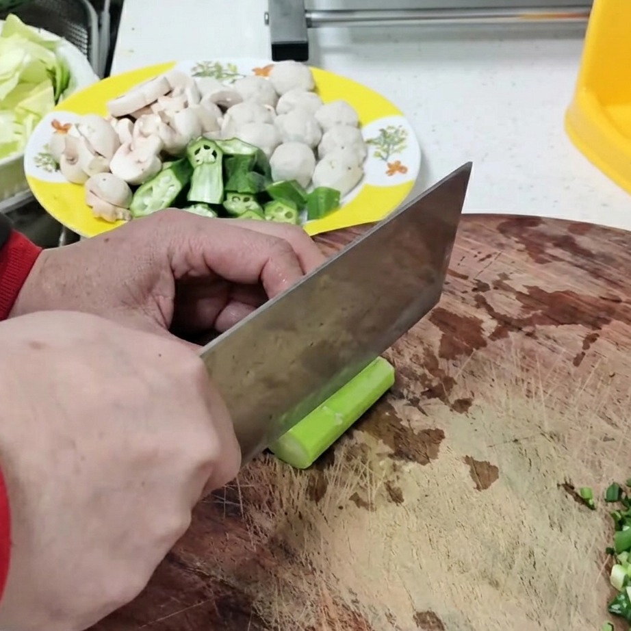 スープ用に薄くスライスされた新鮮なタケノコ。