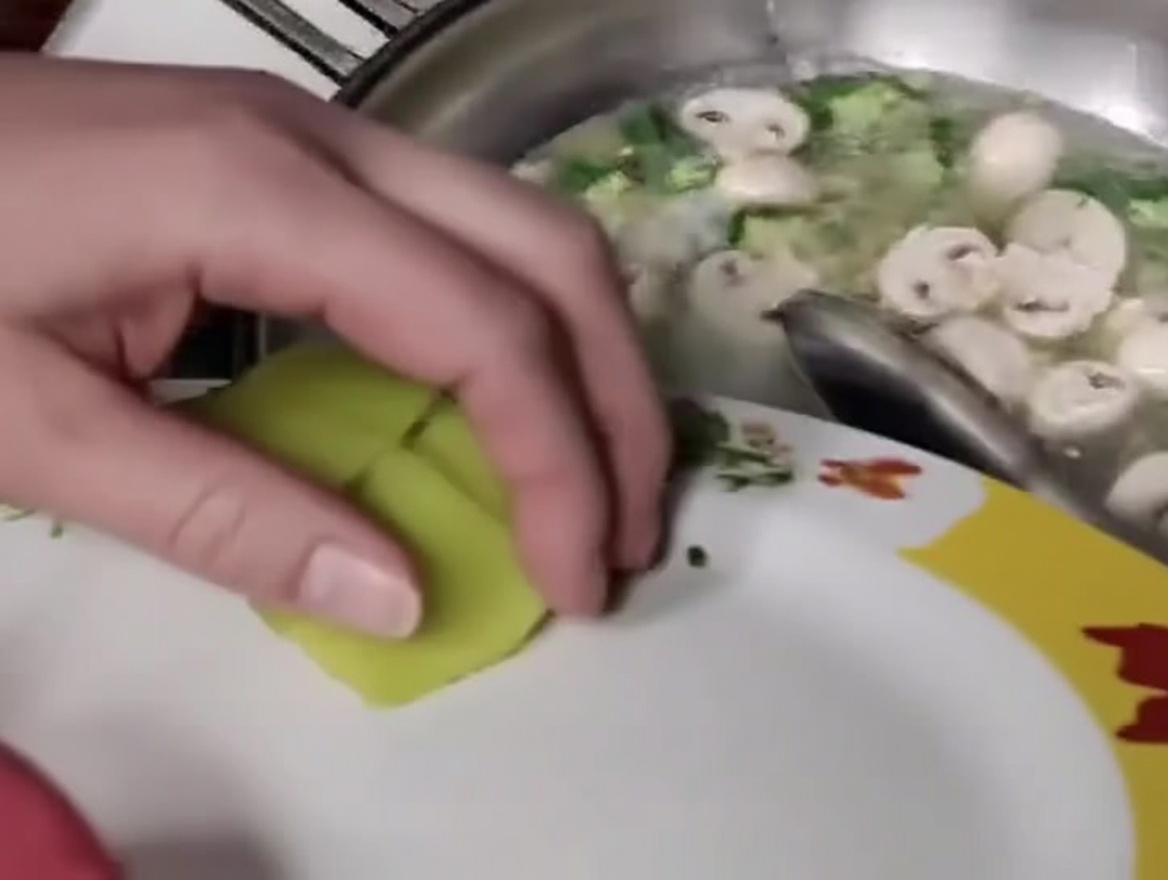 すべての具材が鍋に入り、美味しそうに煮込まれている様子。