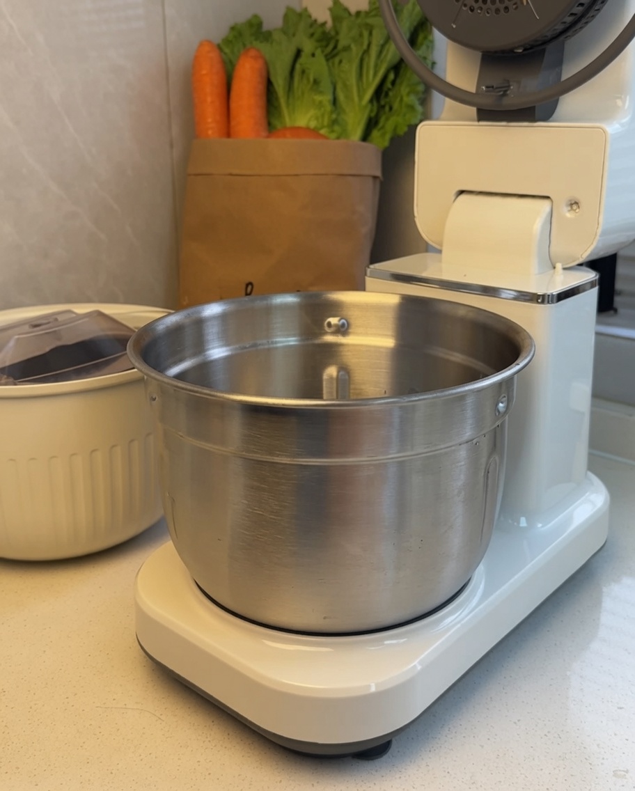 スタンドミキサーのボウルに入った牛肉の塊。