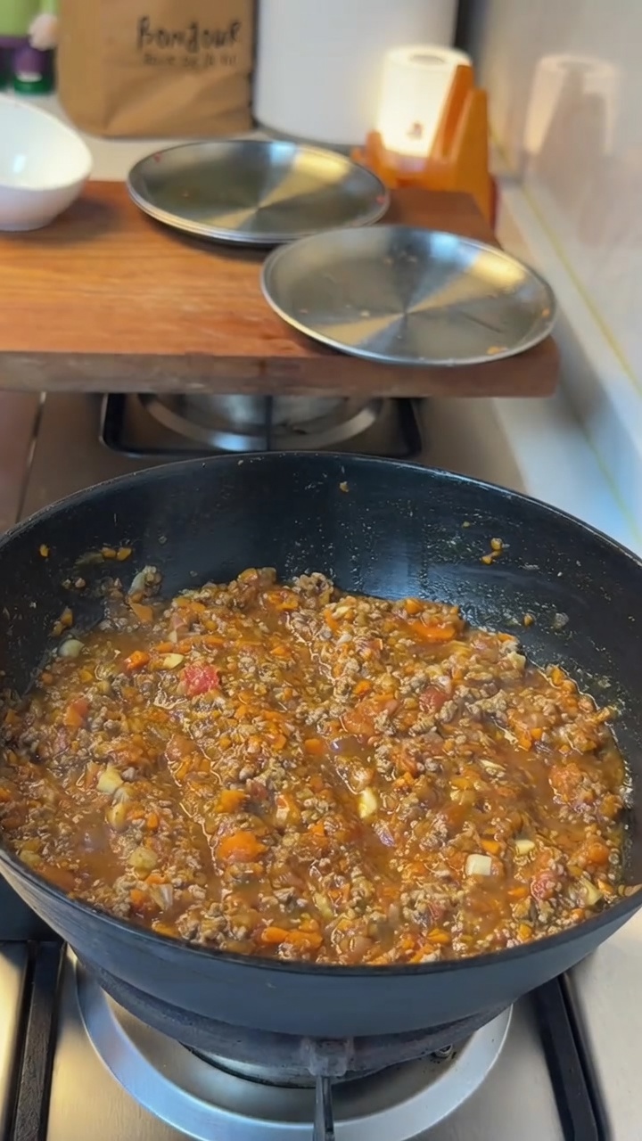 こんがり焼き上がった生地に、旨味たっぷりのビーフソースととろけるチーズが乗った手作りピザ。