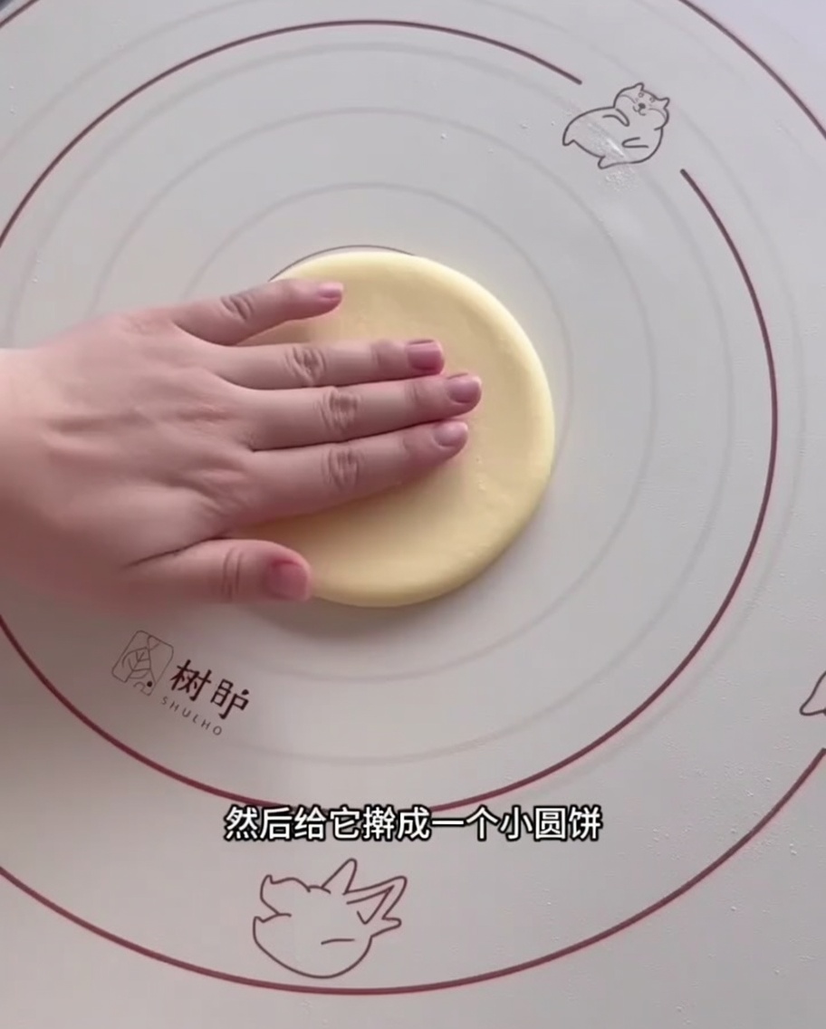 めん棒で生地を円形に伸ばしている様子。