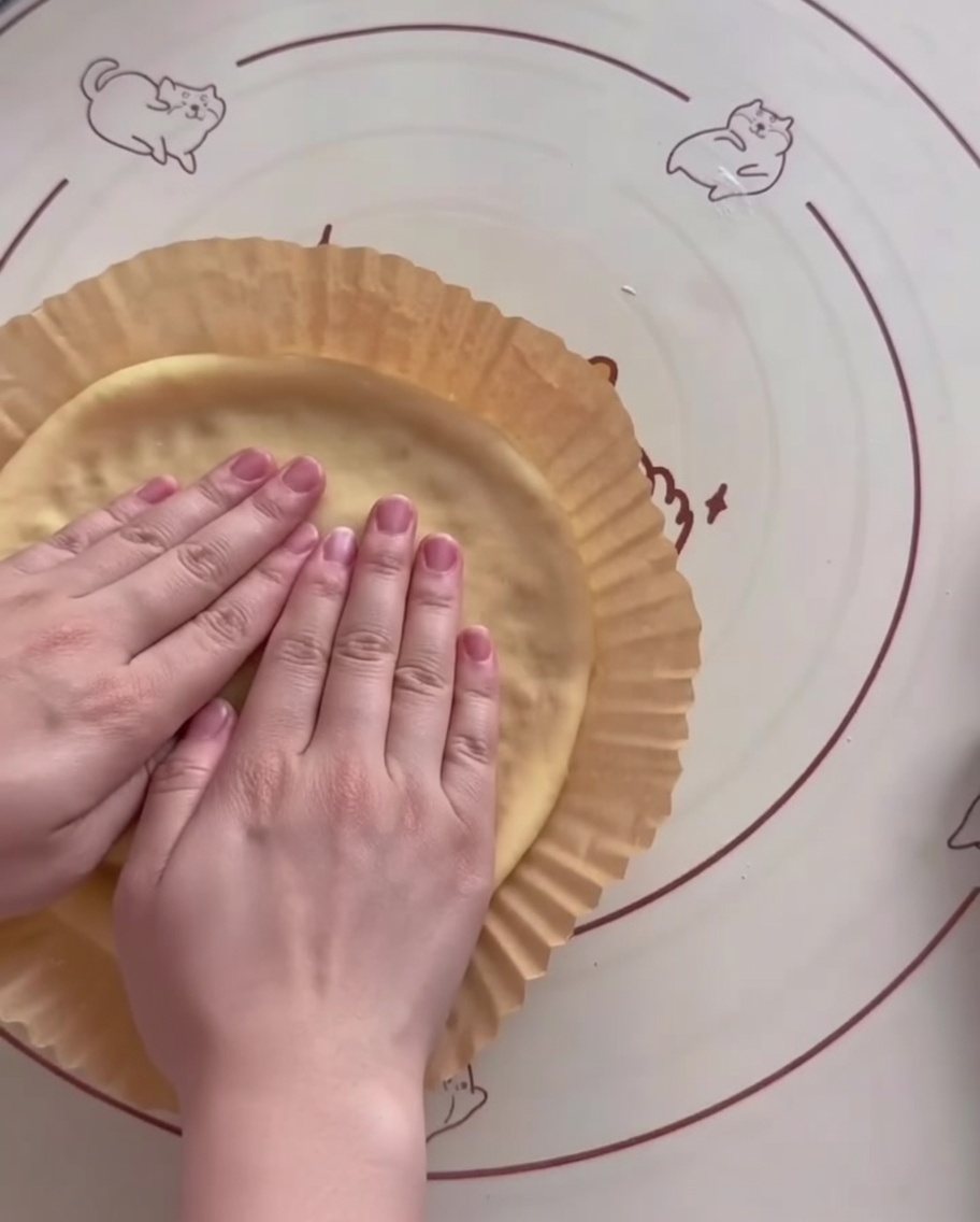 エアフライヤー用シートに生地をセットし、縁を作っている様子。