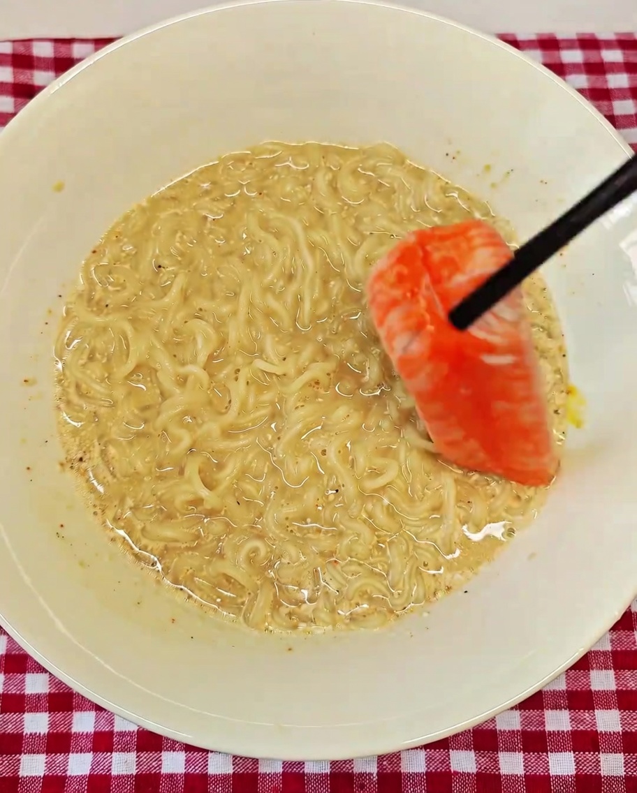 カニカマとフィッシュボールがトッピングされた、完成したラーメン。