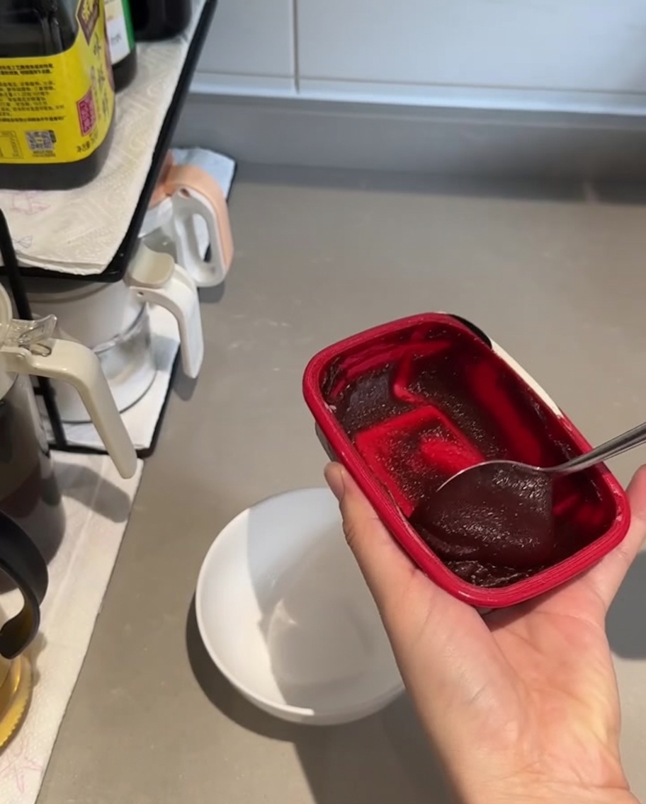 小さなボウルに入ったコチュジャンと醤油。
