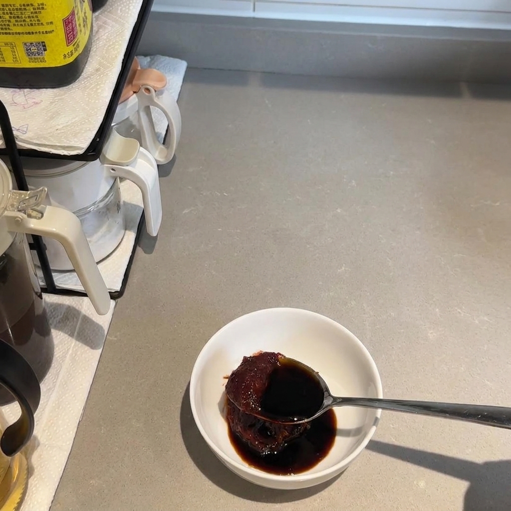 タレのボウルに砂糖や酒を加える様子。