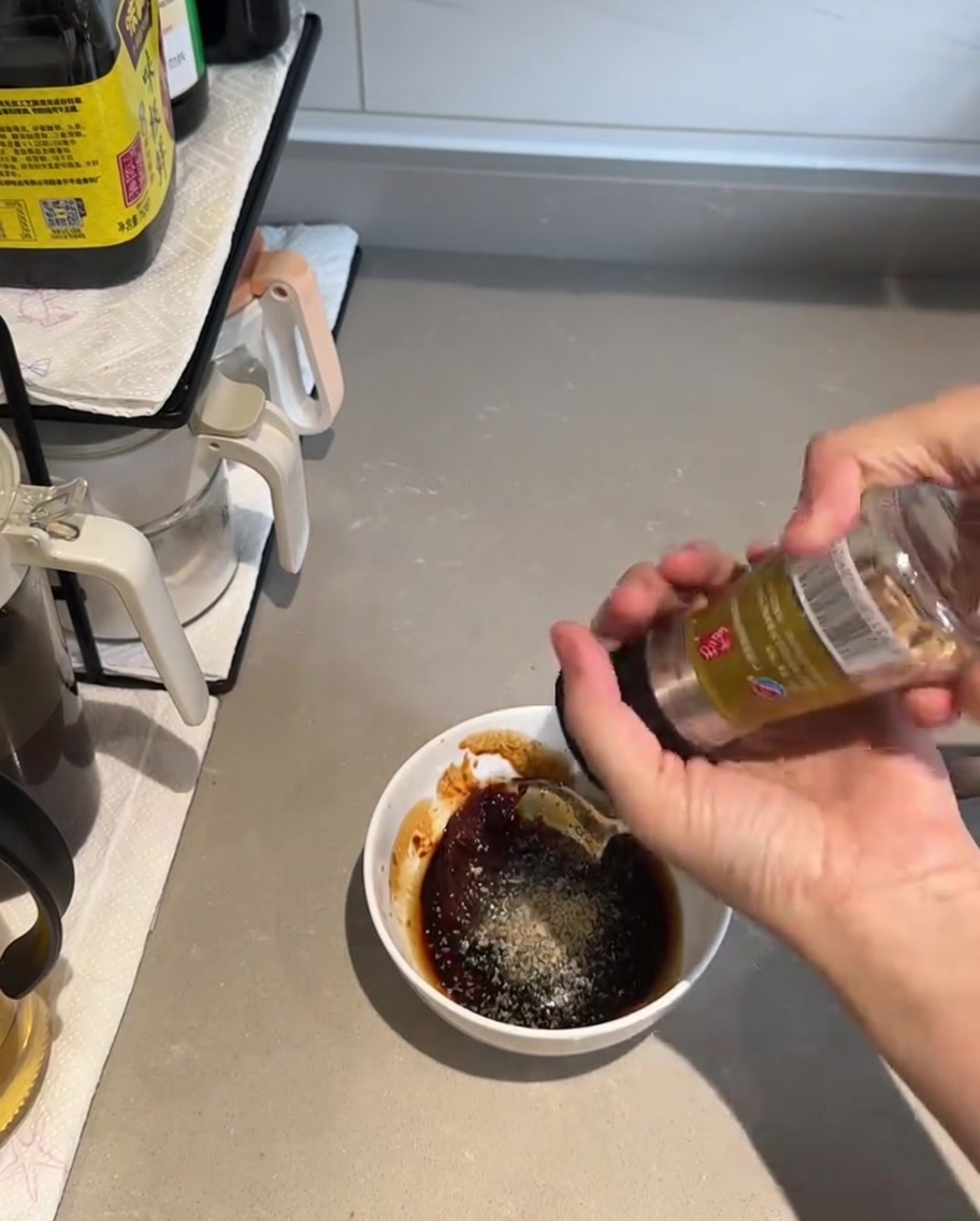 スプーンでタレを混ぜ合わせる様子。