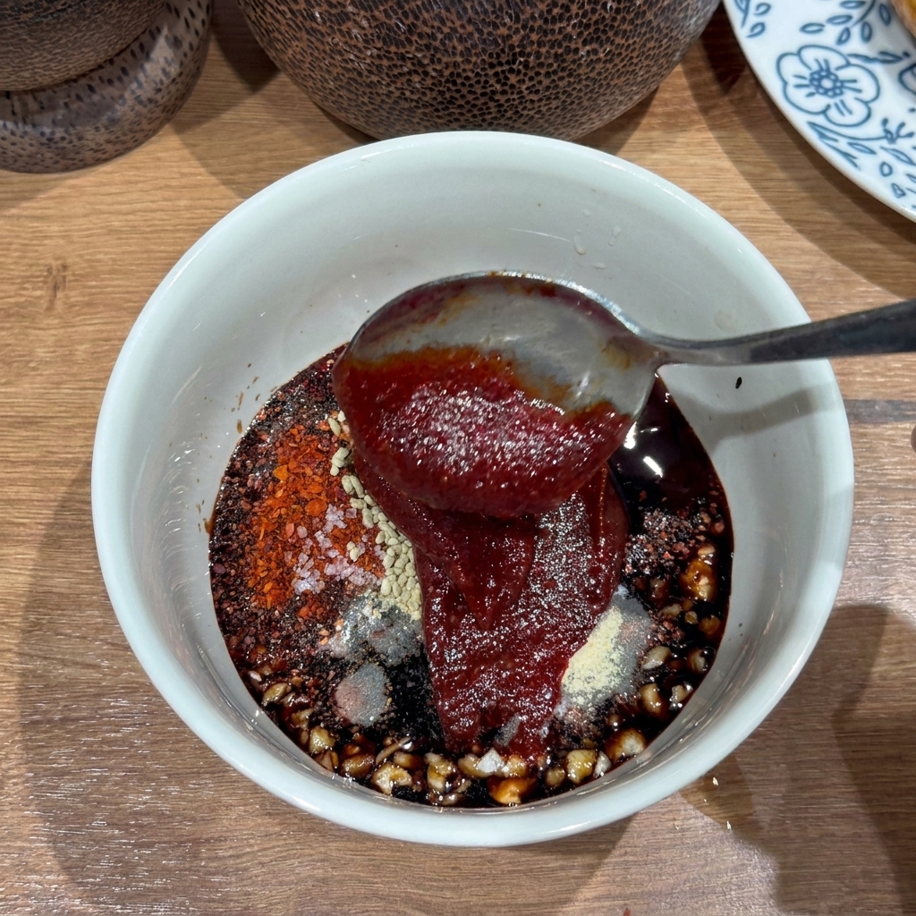 にんにくや唐辛子の入った濃厚な赤色の合わせ調味料が入ったボウル。