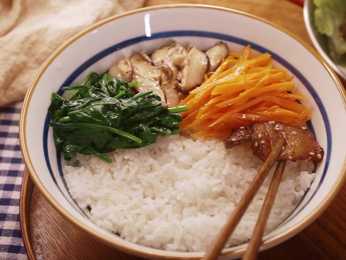 白いご飯の上にビビンバの具材がきれいに並べられた器を上から見た様子