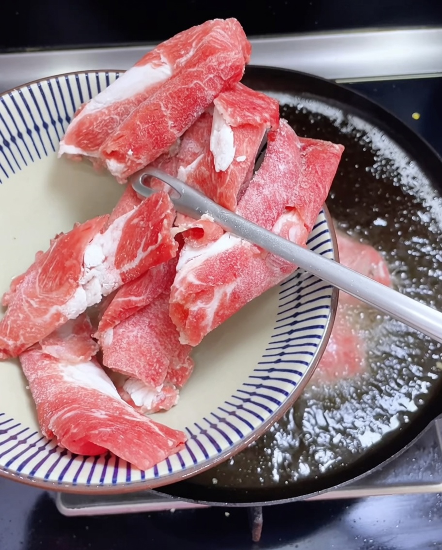 熱したフライパンで牛肉スライスをさっと焼いている様子。