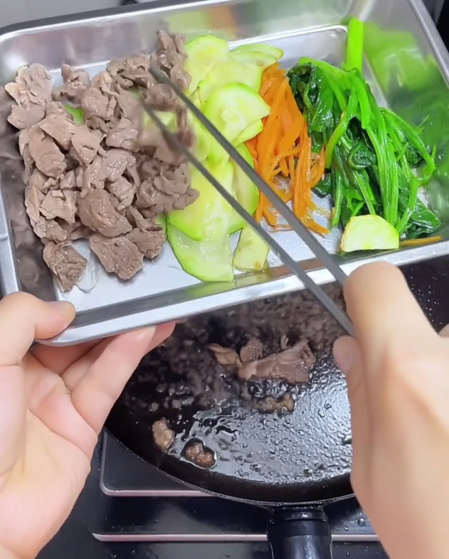 フライパンの余熱で2つの卵を焼いている様子。