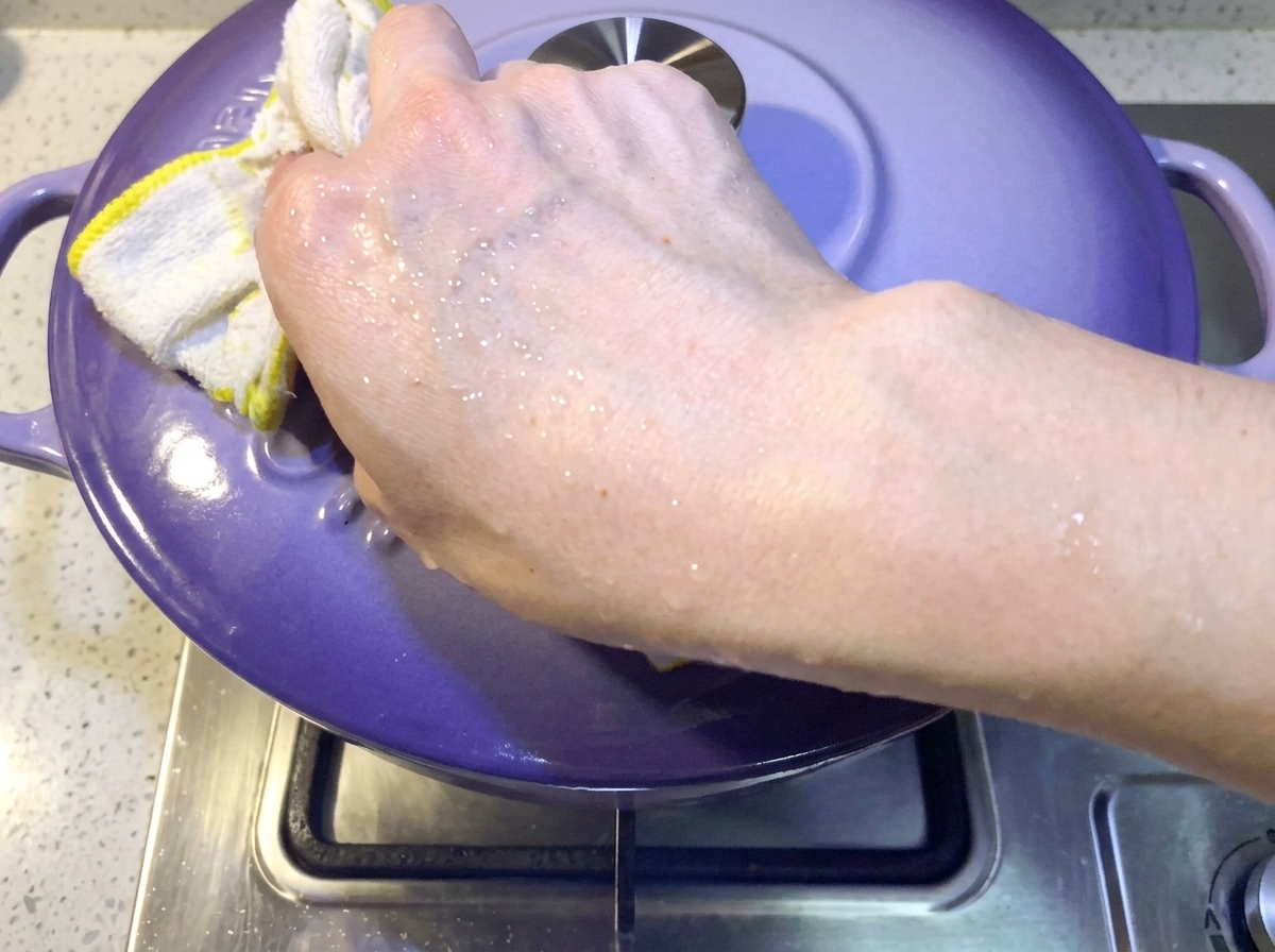 紫色の蓋をして煮込んでいる鍋の様子。
