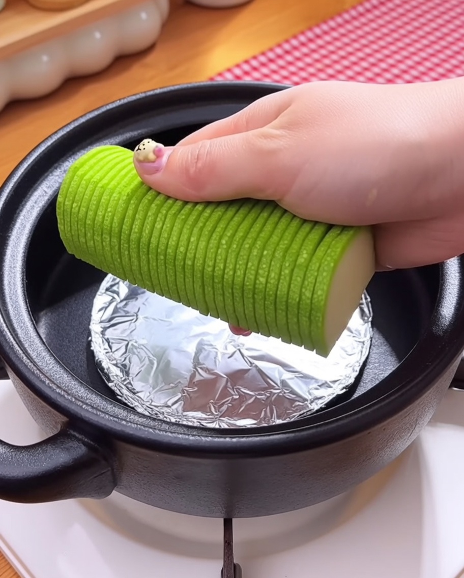 野菜の上にえのきだけと生のあさりを乗せている様子。