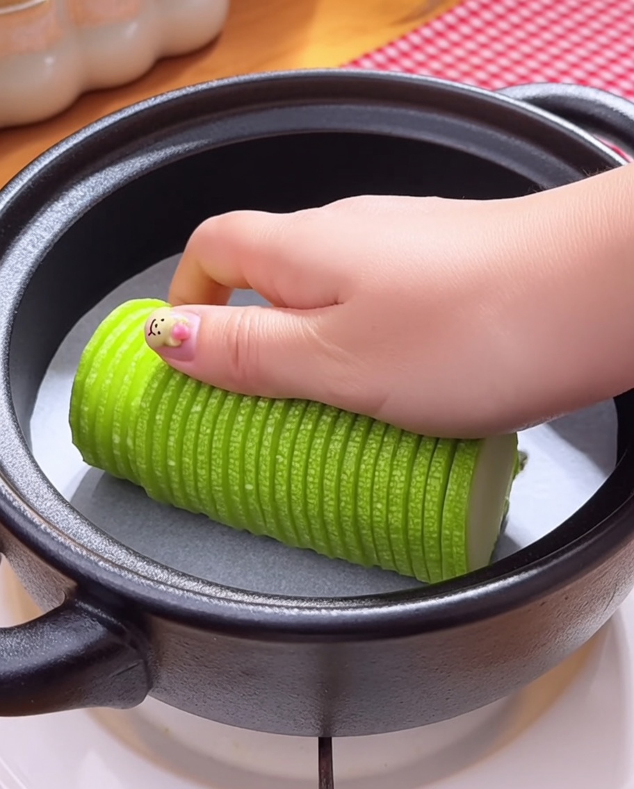 コチュジャンと牛肉ダシの素を鍋に加えている様子。