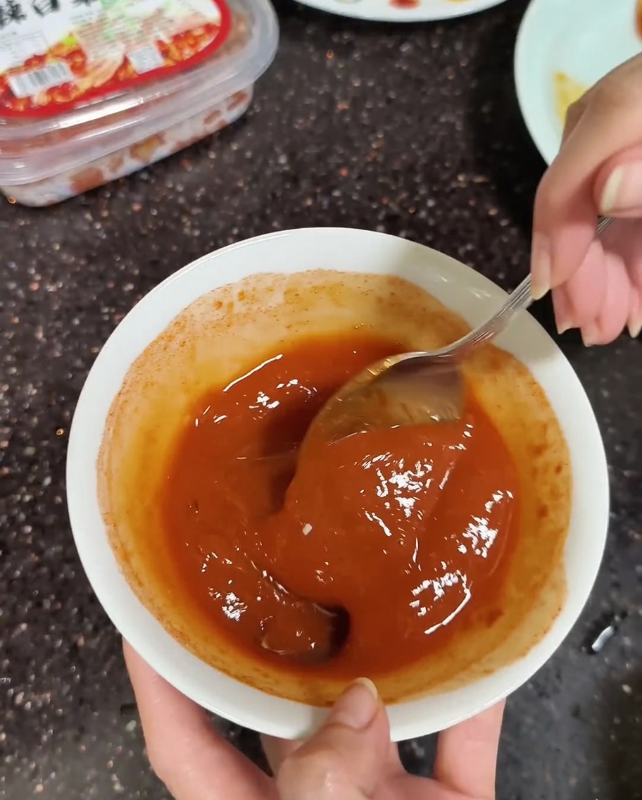少量の汁で味噌を滑らかに溶く様子