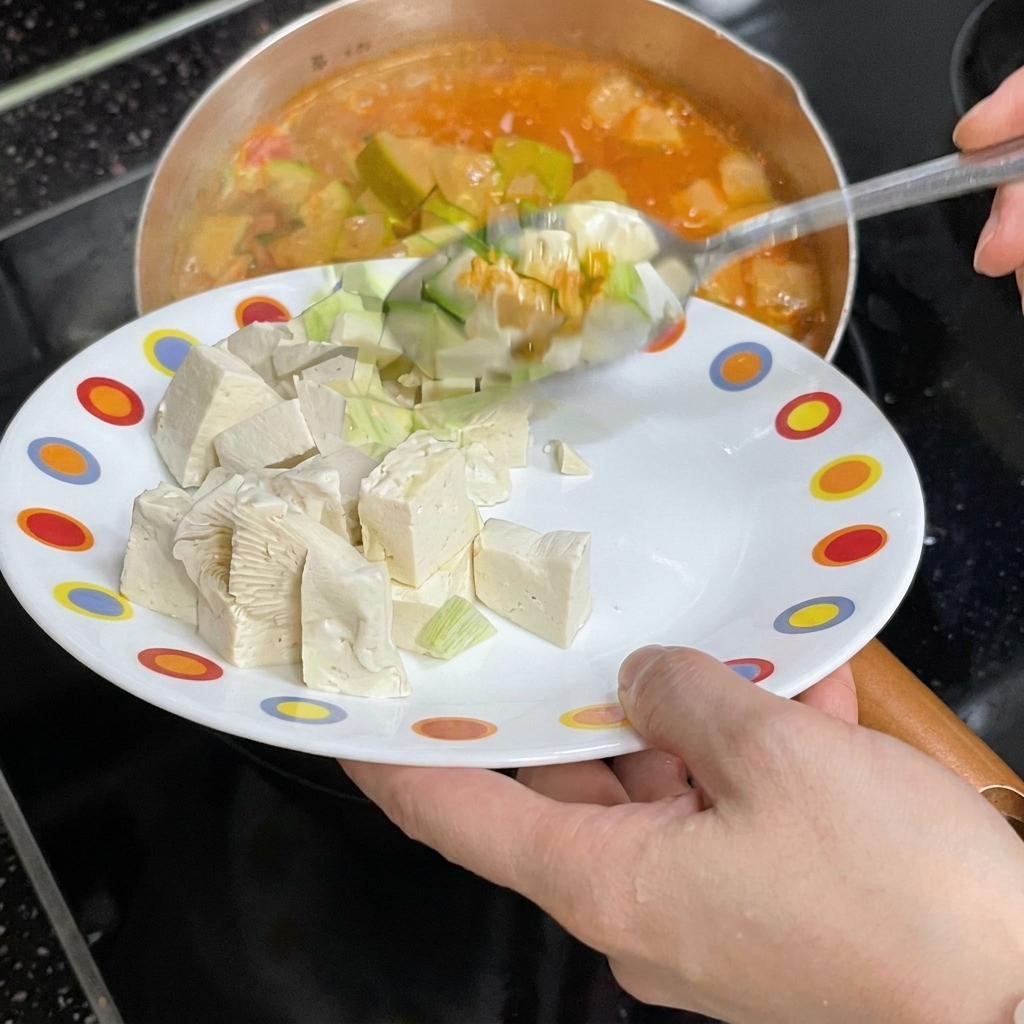 豆腐を鍋に入れる様子