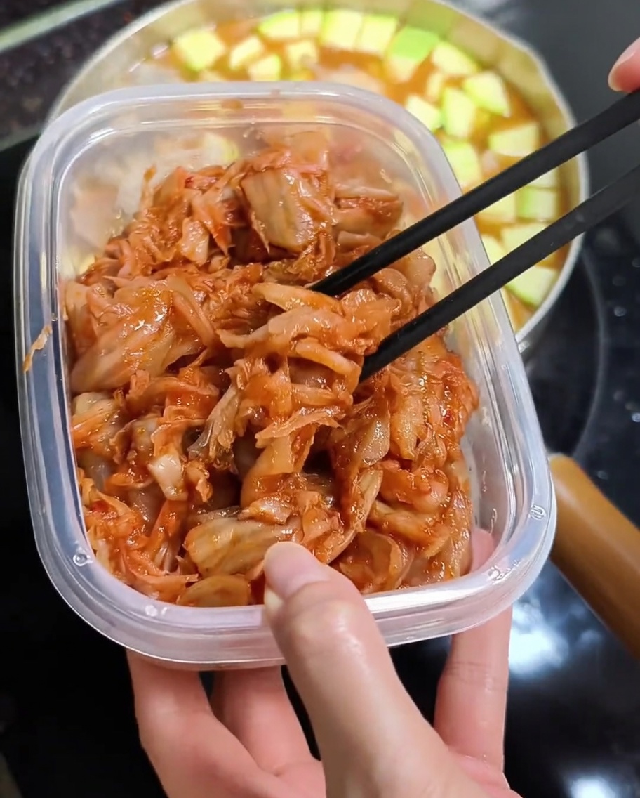 キムチを入れる様子